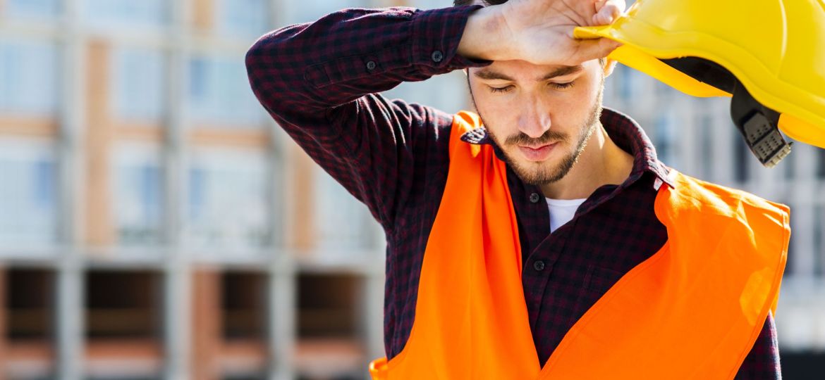 retrato-medio-trabajador-construccion-cansado